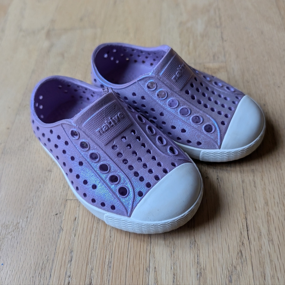 NATIVE Jefferson Girls Purple Shimmer Shoes size 4